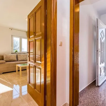 Vila Chiara 1, 2 *