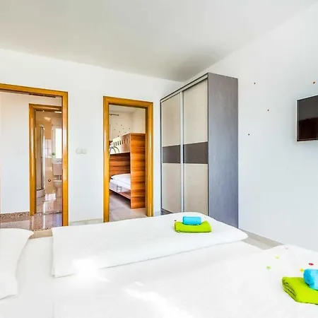 Vila Chiara 1, 2 *